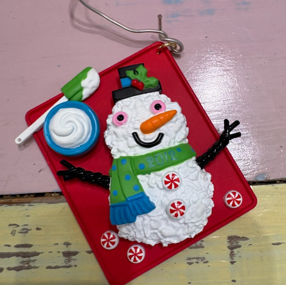 2012 Hallmark SEASON'S TREATINGS "Snowman Cake" #4 in Series NMIB